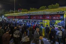 موكب العتبة العباسية المقدسة يواصل تقديم خدماته لزائري مرقد الإمام الكاظم (عليه السلام) بذكرى شهادته