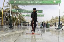 قسم بين الحرمين الشريفين ينفذ أعمال غسل الساحة الوسطية والطرق المؤدّية إليها
