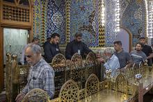 قسم رعاية الصحن الشريف يقدم الحلوى للزّائرين بذكرى ولادة السيدة فاطمة المعصومة (عليها السلام)