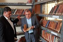 قسم المعارف يرفد مكتبة في ذي قار بمجموعة من الاصدارات العلمية والوثائقية