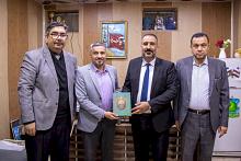 قسم شؤون المعارف يقدم إصداراته المعرفية لمكتبات الديوانية والمثنى