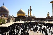 الزائرون يحيون ذكرى شهادة الإمام الحسن العسكري (عليه السلام) في سامراء