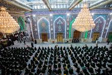 طالباتٌ جامعيّاتٌ يؤدّين قَسَم التخرّج في صحن أبي الفضل العبّاس (عليه السلام) ضمن دفعة بنات الكفيل الثانية