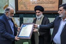 السيد الصافي يكرّم أحد مستشاري مركز العميد للبحوث والدراسات