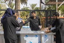 موكب مجموعة مشاتل الكفيل يقدّم خدماته لزائري الأربعين