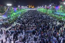 الزائرون يحيون ليلة عيد الفطر عند مرقد أبي الفضل العباس (عليه السلام)