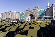 الطالبات المشاركات في حفل التخرج المركزي يؤدين مراسم زيارة الإمام الحسين وأخيه أبي الفضل العباس (عليهما السلام)