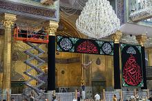 العتبة العباسية المقدسة تنشر لافتات الحزن بذكرى شهادة الإمام محمد الجواد (عليه السلام)