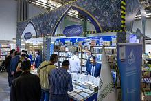 جناح جمعية العميد في معرض تونس الدولي للكتاب يشهد توافدًا للباحثين والقرّاء وطلبة الدراسات العليا