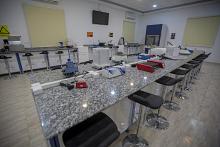 كلية الصيدلة في جامعة العميد توفر مختبرات علمية متطورة لضمان تعليم متكامل
