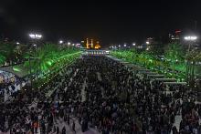جموع الزائرين تحيي ليلة الجمعة عند مرقد أبي الفضل العبّاس (عليه السلام)