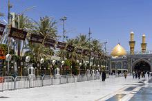 قسم بين الحرمين الشريفين ينشر لافتات الحزن بذكرى شهادة الإمام محمد الباقر (عليه السلام)