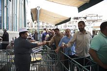 مضيفُ العتبة العبّاسية المقدّسة يوزّع عشرات الوجبات الغذائيّة