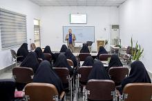 قسم التطوير يقدم دورة عن مهارات الاتصال والتواصل الفعال في جامعة العميد