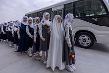 بَدْءُ توافد التلميذات المشاركات في فعاليات اليوم الأول لحفل التكليف الشرعي ضمن مشروع الورود الفاطمية