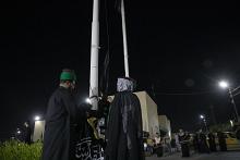 راية الحزن العاشورائي تعلو مجمع العباس (عليه السلام) السكني إيذانًا بحلول شهر الأحزان