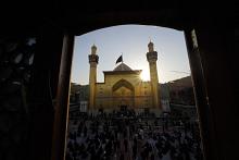 بالصور.. حشود الزائرين تتوافد إلى مرقد أمير المؤمنين لإحياء ذكرى شهادة النبي الأكرم (صلوات الله عليهما)