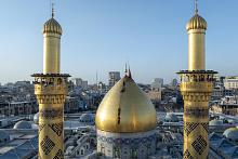قسم رعاية الصحن يباشر بأعمال غسل قبة ومئذنتي مرقد أبي الفضل العبّاس (عليه السلام)