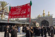 جموع المؤمنين تشيع النعش الرمزي للسيدة الزهراء (عليها السلام) عند العتبتين المقدستين
