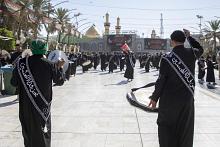 عند العتبتين المقدستين.. مواكب العزاء الكربلائية تحيي ذكرى شهادة النبي (صلى الله عليه وآله)