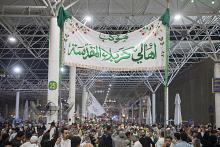 موكب أهالي كربلاء يحيي عيد الغدير عند مرقد الإمام علي (عليه السلام)