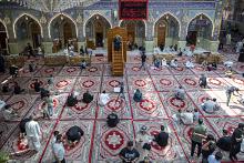 الزائرون يؤدون قراءة دعاء الندبة عند مرقد أبي الفضل العباس (عليه السلام)
