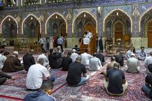 الزائرون يؤدون مراسم قراءة دعاء الندبة في صحن مرقد أبي الفضل العباس (عليه السلام)