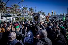 جموع المؤمنين يشيّعون النعش الرمزي للسيدة أم البنين (عليها السلام) عند العتبتين المقدستين