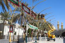 قسم بين الحرمين ينشر لافتات الحزن بذكرى وفاة السيدة خديجة الكبرى (عليها السلام)