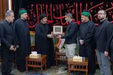وفد العتبة العباسية المقدسة يسلّم راية عزاء شهادة  الإمام الحسن (عليه السلام) للعتبة العلوية المقدّسة