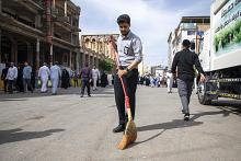  قسمُ بين الحرمين ينفّذ أعمال تنظيف الشوارع المؤدّية إلى مرقد أبي الفضل العباس (عليه السلام)
