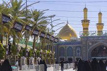 استعدادًا لاستقبال شهر المحرّم الحرام.. قسم بين الحرمين الشريفين ينشر لافتات الحزن في الساحة الوسطية