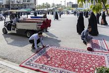 في ليلة الجمعة.. قسم الشؤون الخدمية يهيّئ أماكن لاستراحة الزائرين عبر فرش السجاد