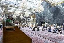 الزائرون يؤدون مراسم قراءة دعاء الندبة في صحن مرقد أبي الفضل العباس (عليه السلام)
