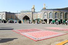 قسم الشؤون الخدمية يفرش محيط مرقد أبي الفضل العباس (عليه السلام) بالسجاد خدمةً للزائرين