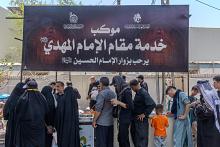 ملاكات قسم المقام الشريف تواصل تقديم وجبات الطعام للزائرين بعد انتهاء زيارة الأربعين