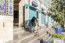 قسم الشؤون الخدمية ينفذ أعمال غسل محيط صحن مرقد أبي الفضل العباس (عليه السلام) وتنظيفه
