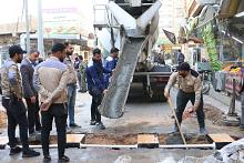 قسم ما بين الحرمين ينصب عارضة هيدروليكية في إحدى الطرق المؤدّية إلى العتبة العباسية