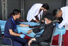 مفرزة جامعة العميد الطبية تباشر تقديم خدماتها لزائري الأربعين