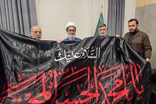 وفد العتبة العباسية المقدسة يسلّم راية الإمام الحسن (عليه السلام) إلى العتبة الرضوية المقدسة