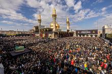 بذكرى شهادته.. جموع الزائرين تشيع النعش الرمزي للإمام الكاظم (عليه السلام) عند مرقده الطاهر في بغداد