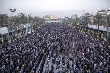 جموع كبيرة من المؤمنين تؤدي صلاة عيد الفطر المبارك في كربلاء
