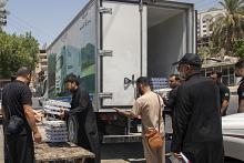 قسم المضيف يقدم وجبات الطعام للزائرين الأجانب في كربلاء المقدسة