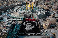 المشاركون في حفل تخرج طلبة الجامعات يشكلون رسمة فنية تجسد صورة المرجع الأعلى السيد علي السيستاني