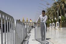 في ليلة الجمعة.. قسم بين الحرمين ينصب قواطع حديدية لتنظيم حركة الزائرين