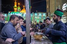 عبر موكبٍ خدمي.. شعبةُ السادة الخدم تقدّم خدماتها لزائري مرقد أبي الفضل العباس (عليه السلام)