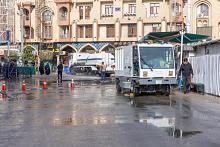 قسم الشؤون الخدمية يستنفر جهوده في تنظيف محيط مرقد أبي الفضل العباس (عليه السلام) وغسله