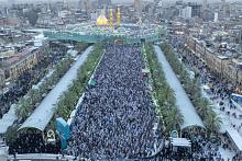 بالصور.. جموع الزائرين تؤدي صلاة عيد الأضحى عند مرقد أبي الفضل العباس (عليه السلام)