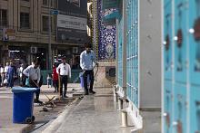 استعدادًا لشهر المحرم.. قسم الشؤون الخدمية ينفذ حملة لغسل محيط العتبة العباسية المقدسة وتنظيفه