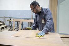 قسم صناعة الشبابيك يباشر أعمال إدامة أحد أبواب حرم مرقد أبي الفضل العباس (عليه السلام)